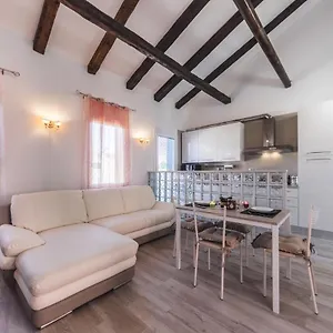 https://ca-laura.hotelinveneto.com