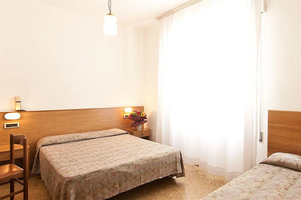 Hotel Manzoni Lido di Jesolo 0*,